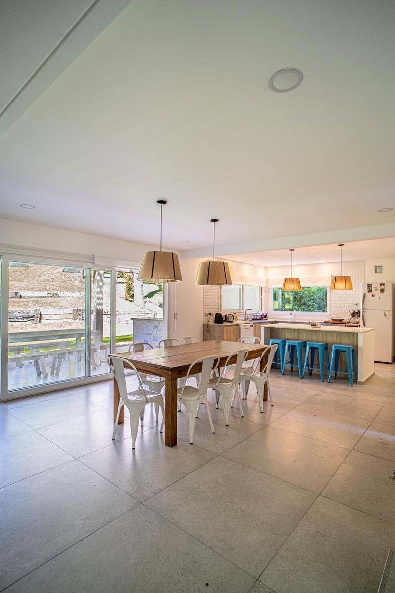 Excelente Casa a Estrenar en Carilo a 1 Cuadra del Mar 3
