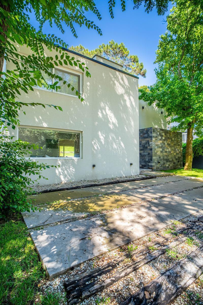 Excelente Casa a Estrenar en Carilo a 1 Cuadra del Mar 4