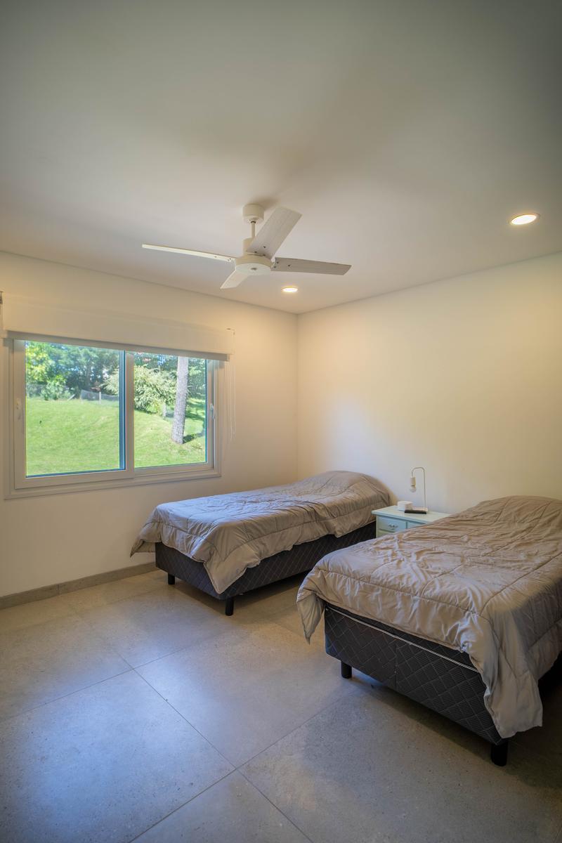 Excelente Casa a Estrenar en Carilo a 1 Cuadra del Mar 2