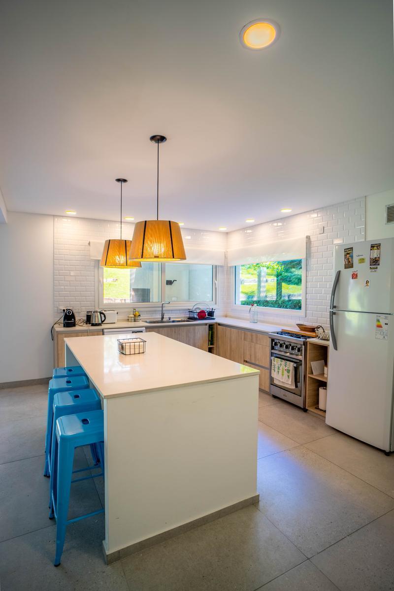 Excelente Casa a Estrenar en Carilo a 1 Cuadra del Mar 5