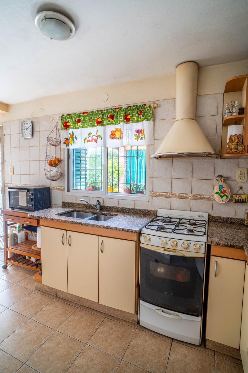 Hermosa Casa con 2 dormitorios, cochera y amplio patio en Banfield Este. APTA CRÉDITO!