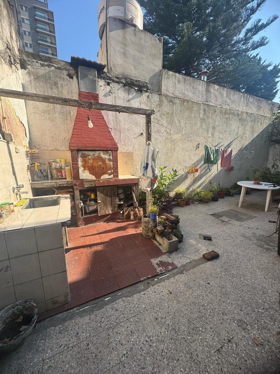 Casa en 2 Ptas de 4 dorm, garage, terraza y patio.- Banfield Oeste
