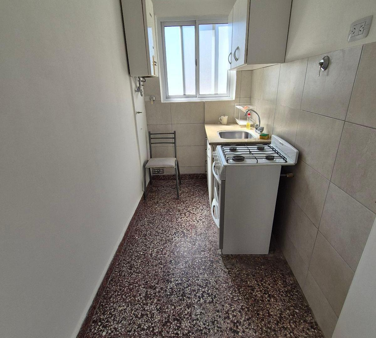 Dpto de 2 ambientes en 3er Piso p/escalera completamente reciclado a nuevo.