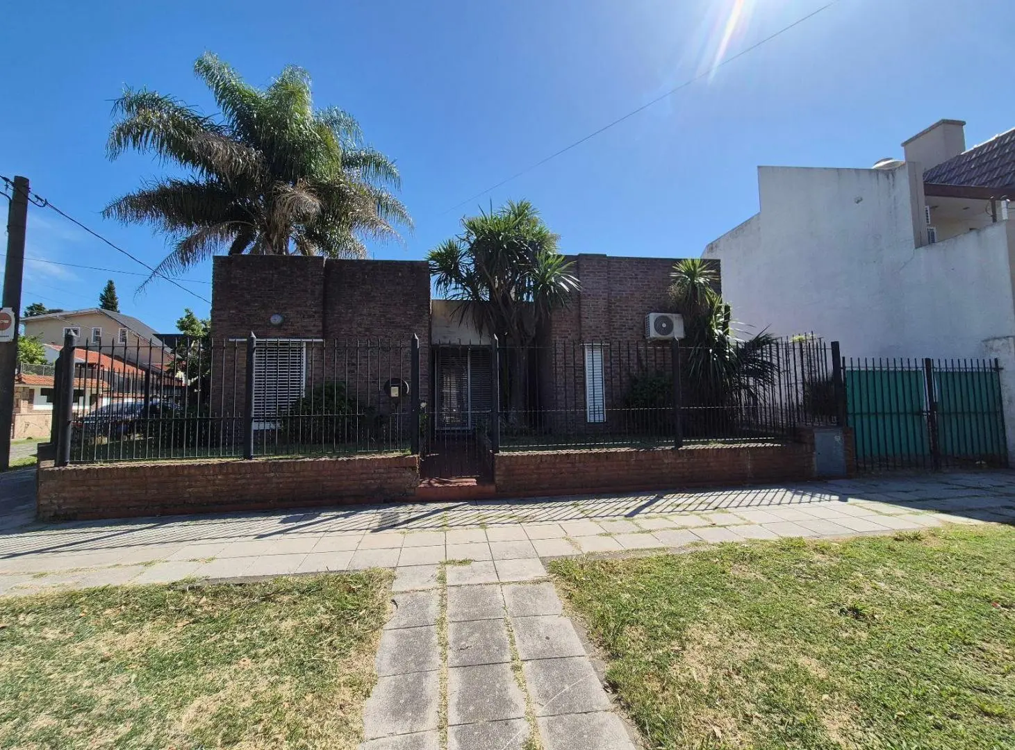 Casa 4 ambientes con cochera cubierta en Banfield Oeste 2