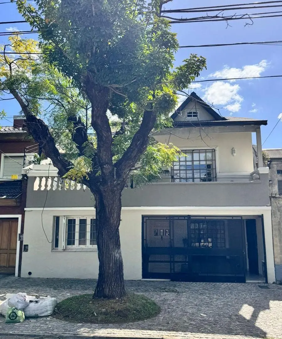 Hermosa casa con 3 dormitorios, cochera y piscina en excelente ubicacion en Banfield Oeste. 2