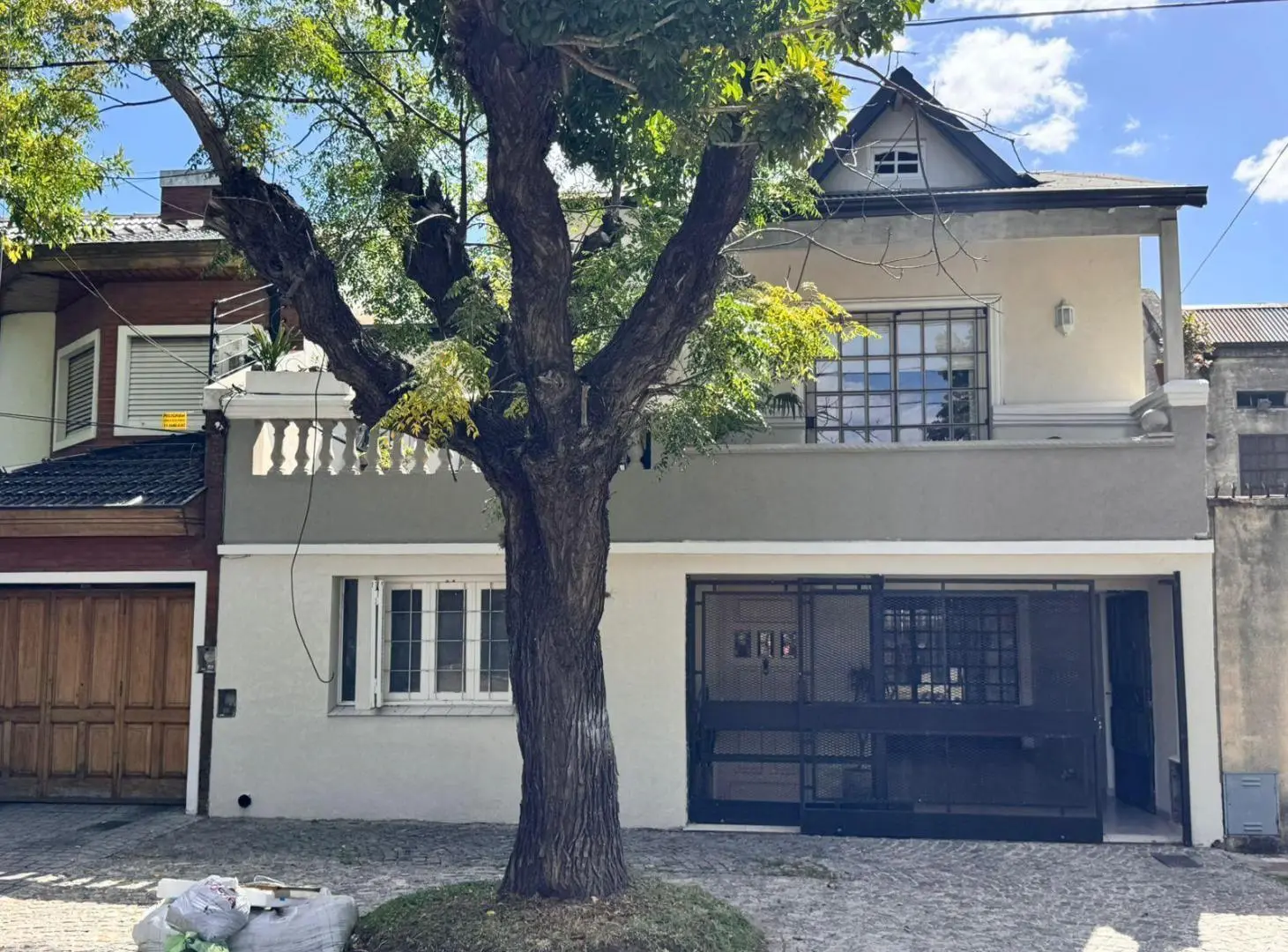 Hermosa casa con 3 dormitorios, cochera y piscina en excelente ubicacion en Banfield Oeste. 3
