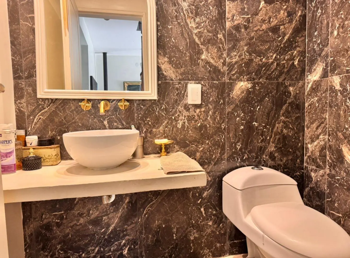 Hermosa casa con 3 dormitorios, cochera y piscina en excelente ubicacion en Banfield Oeste. 4