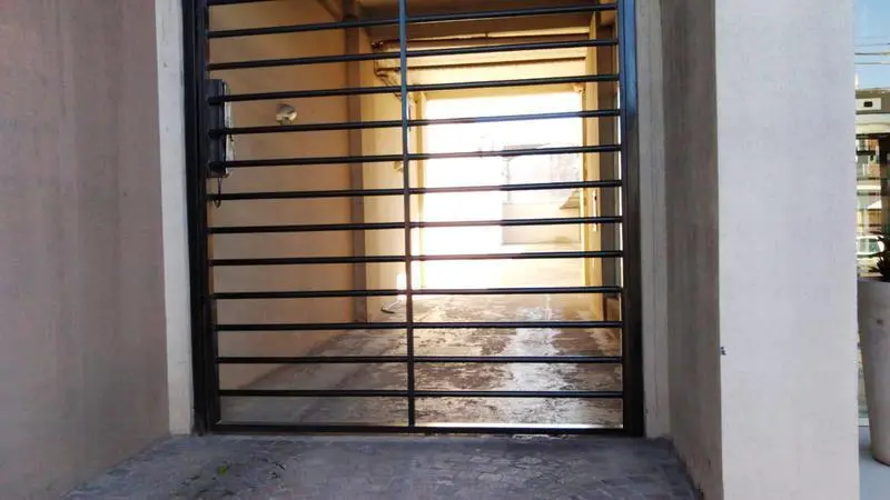 Excelente semipiso de 2 ambientes. Muy buena ubicación. - Banfield E. 2