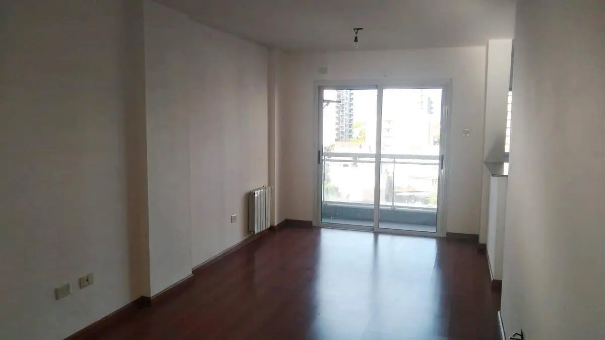 Excelente departamento de 3 Ambientes con cochera en excelente ubicación de Banfield Este 5