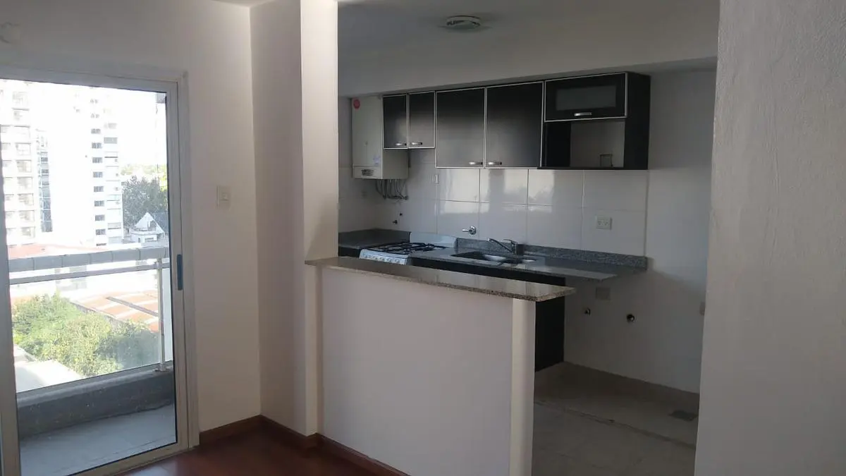 Excelente departamento de 3 Ambientes con cochera en excelente ubicación de Banfield Este 2