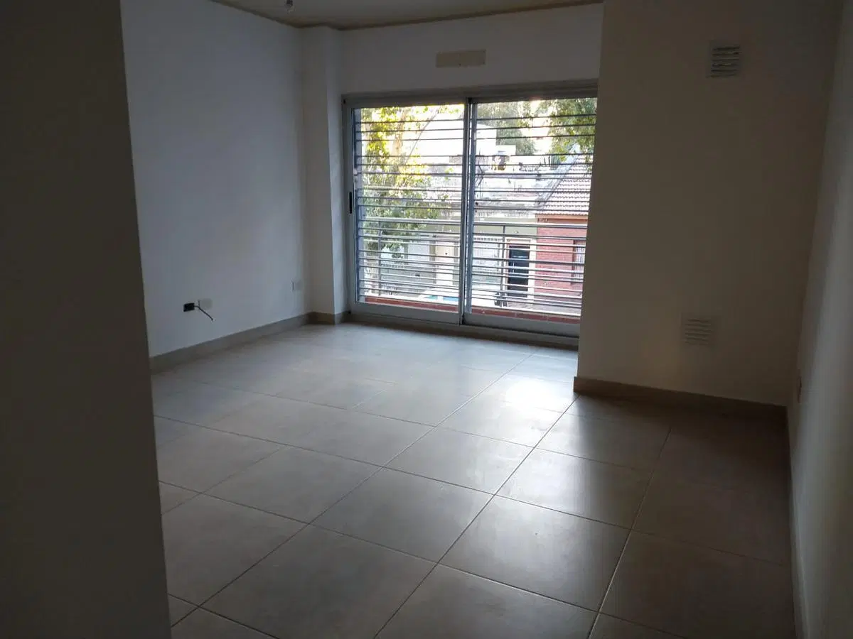 Excelente departamento de 2 ambientes al frente.- Banfield Este 4
