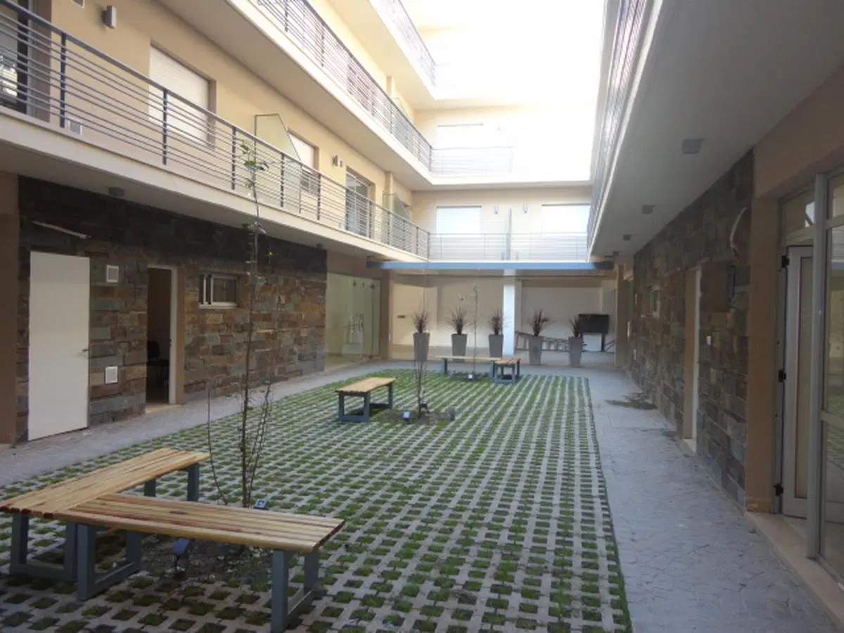 Excelente departamento de 2 ambientes al frente.- Banfield Este 1