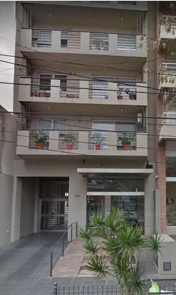Excelente Piso de 2 dormitorios con cochera semicubierta.- Banfield E 3