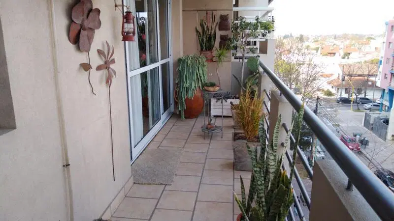 Excelente Piso de 2 dormitorios con cochera semicubierta.- Banfield E 4