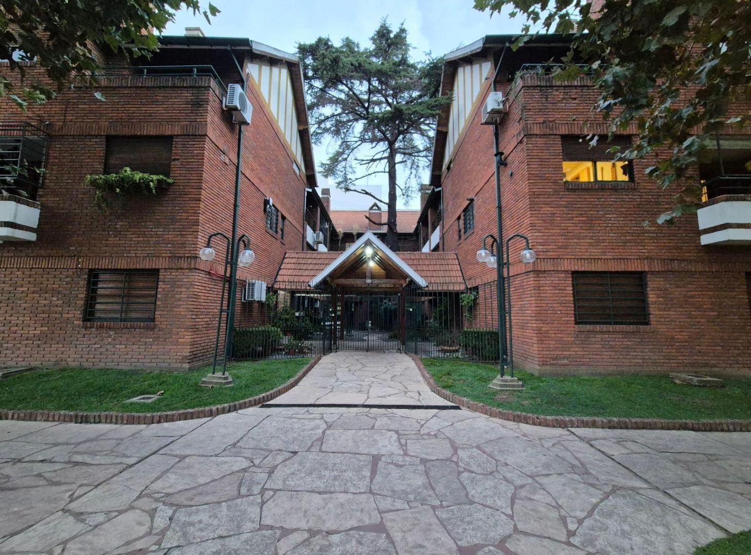 Alquiler Departamento 2 ambientes en PB en centro de Banfield Este