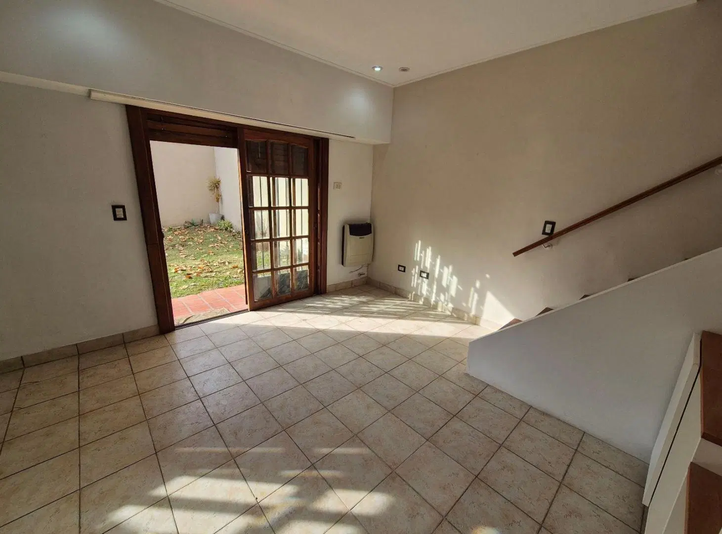 Hermosa Casa en Alquiler con 3 dormitorios y cochera en Banfield Este 2