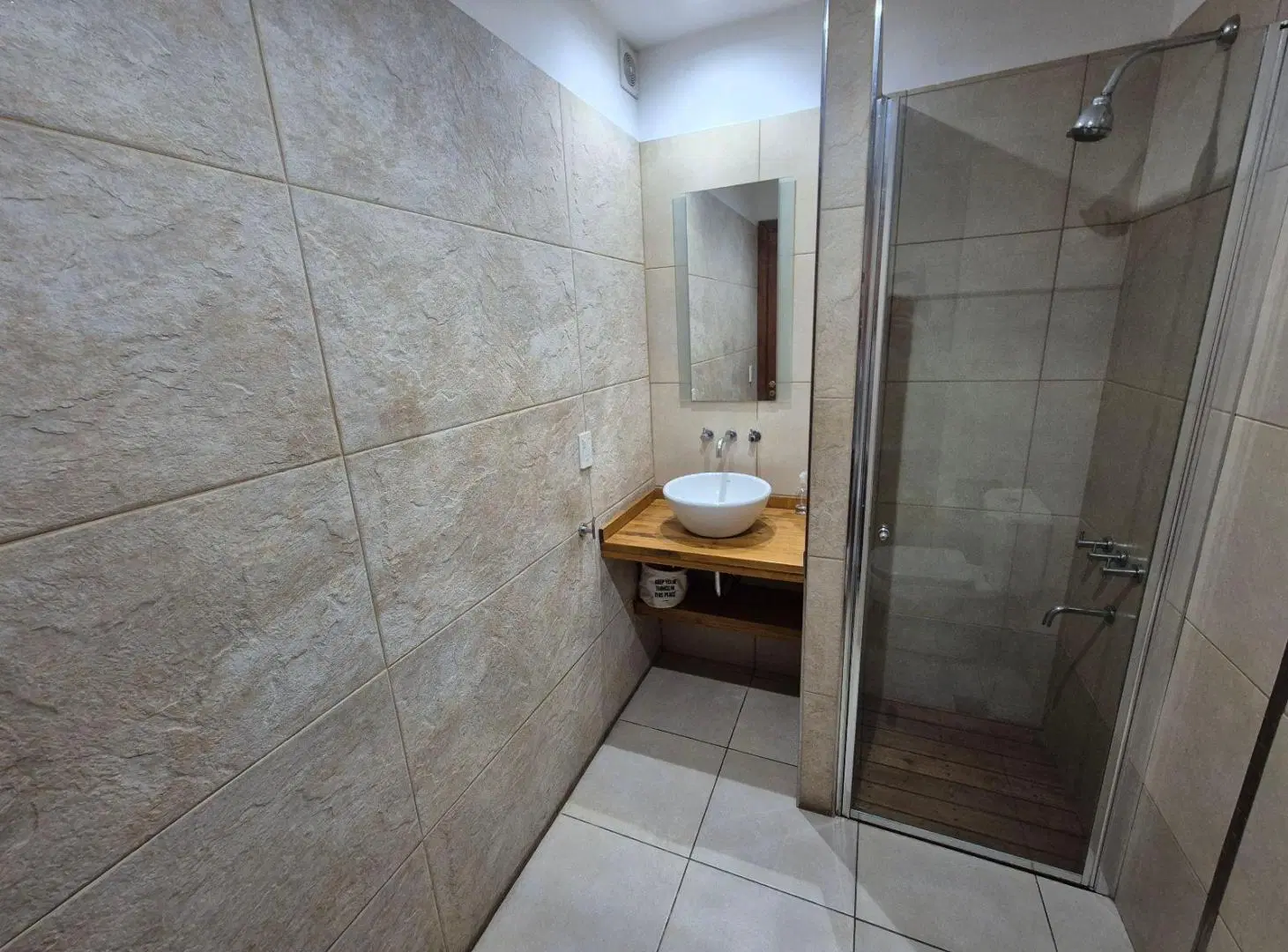 Hermosa Casa en Alquiler con 3 dormitorios y cochera en Banfield Este 5