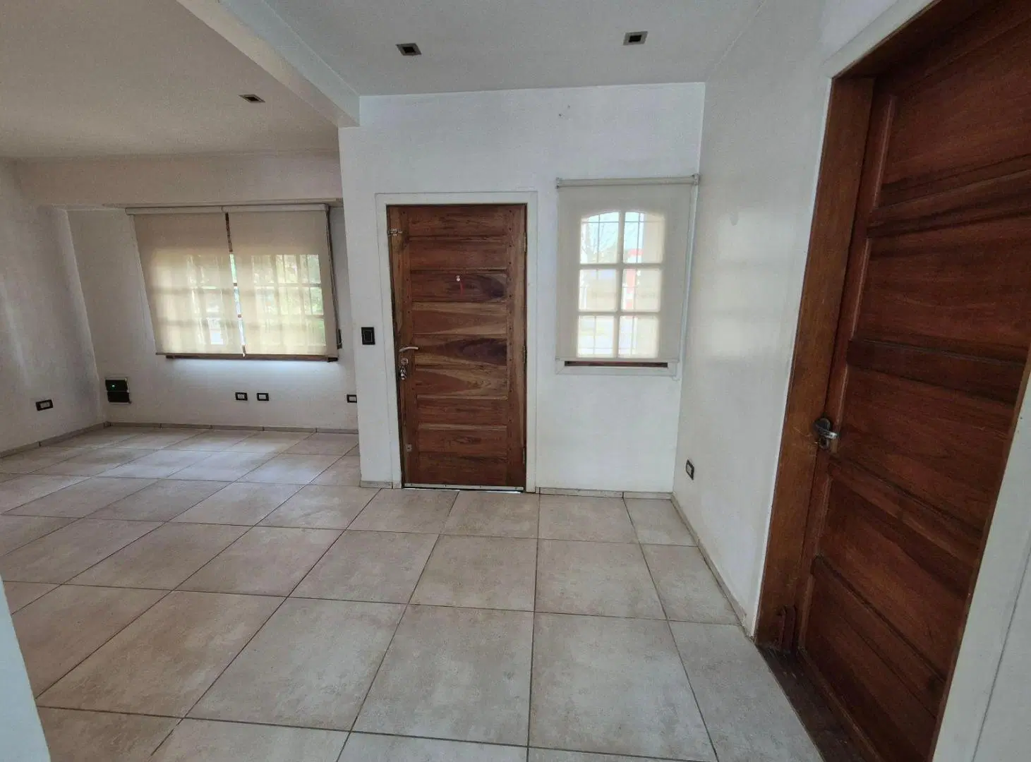 Hermosa Casa en Alquiler con 3 dormitorios y cochera en Banfield Este 3