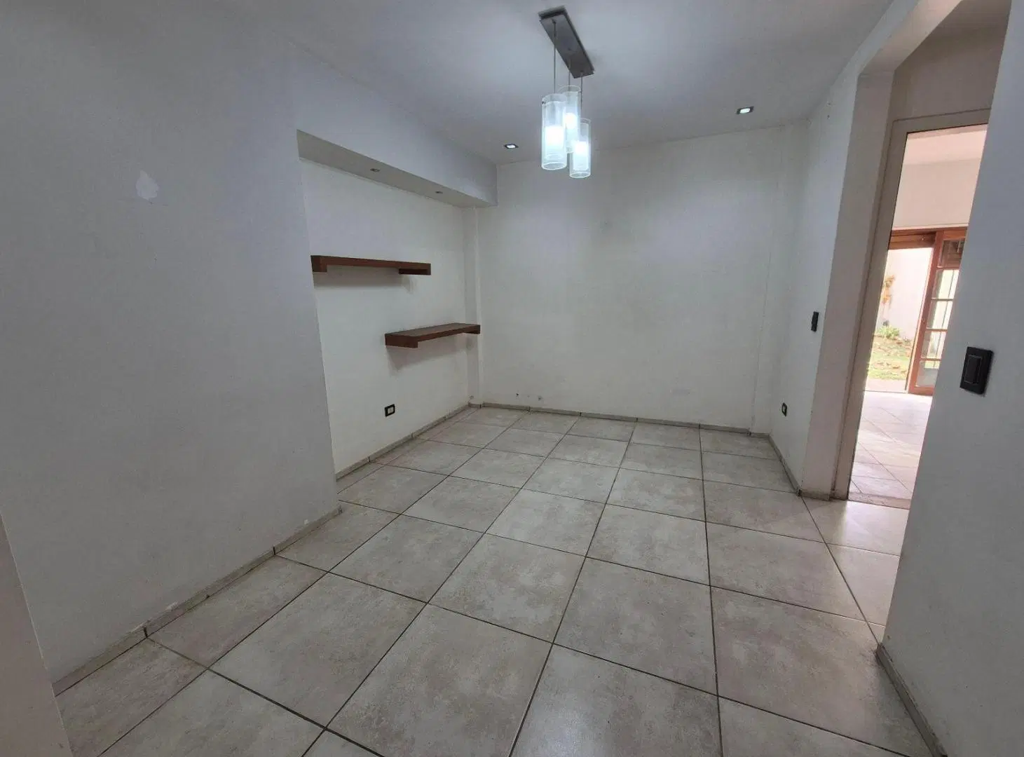 Hermosa Casa en Alquiler con 3 dormitorios y cochera en Banfield Este 2