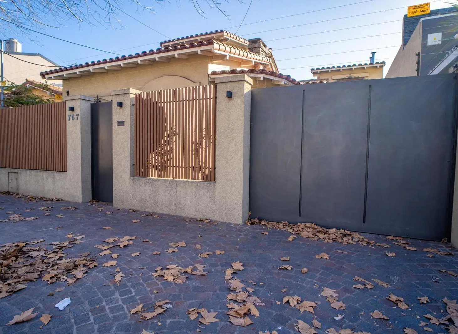 Casa estilo colonial sobre Larroque al 700 3