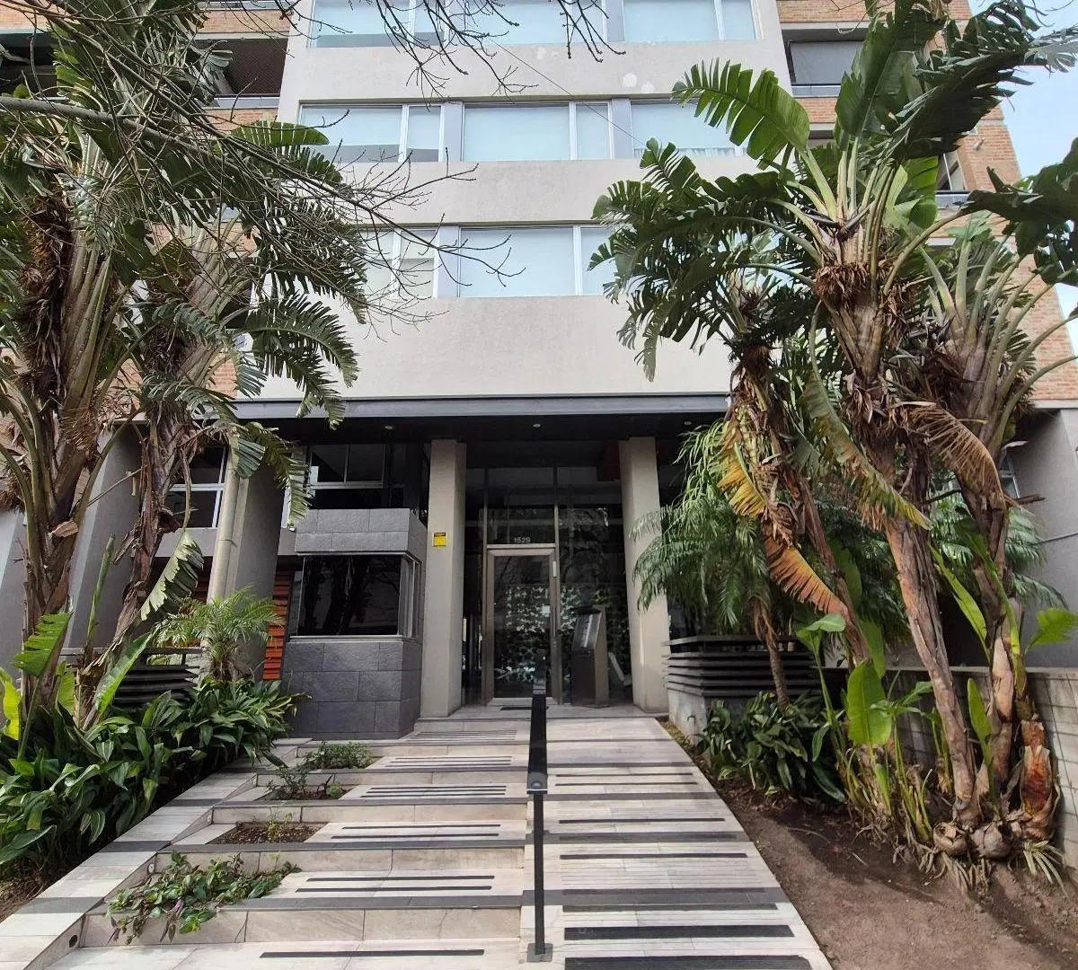 Excelente Departamento 2 ambientes de categoria en pleno centro de Banfield Este 2