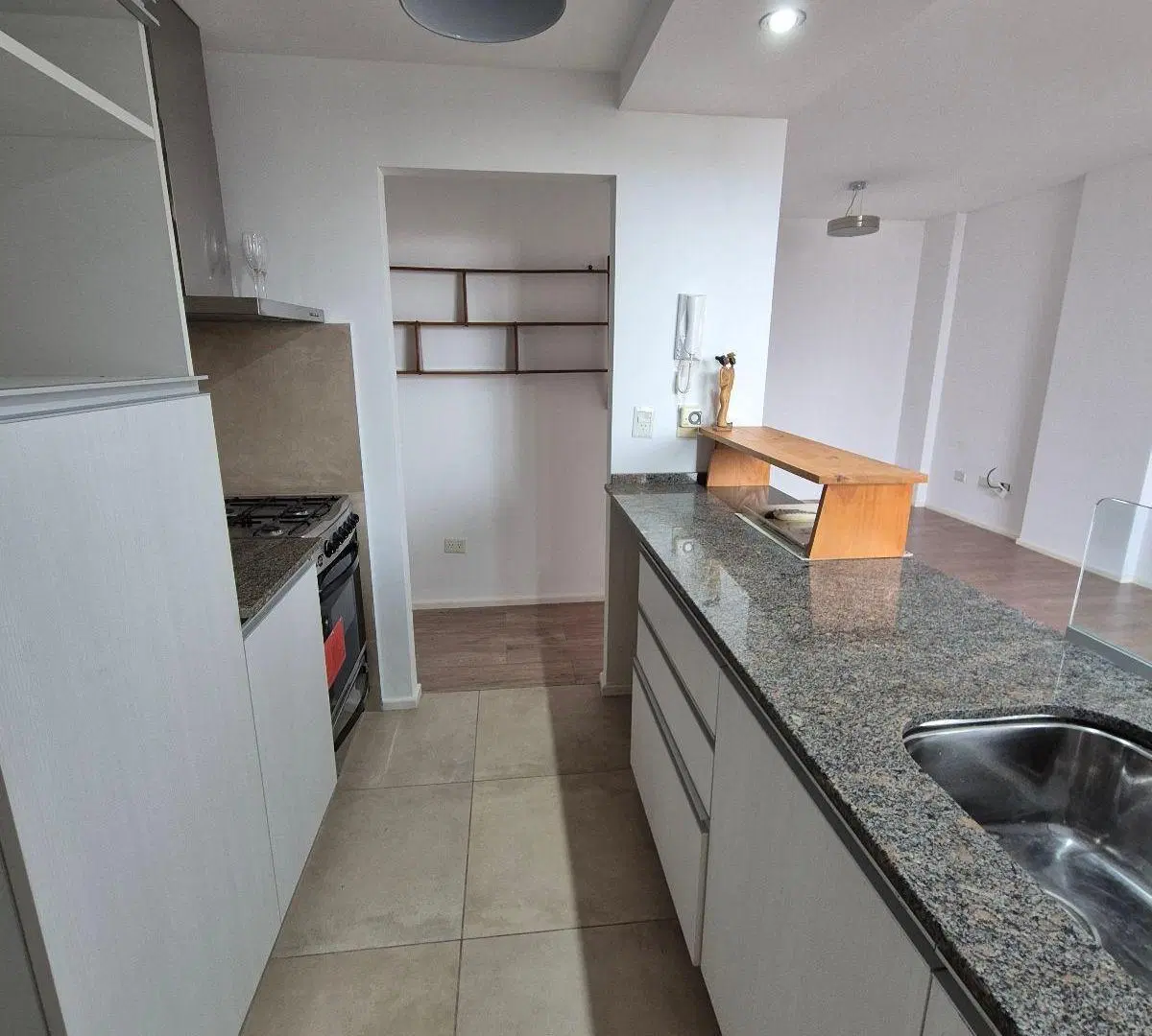 Excelente Departamento 2 ambientes de categoria en pleno centro de Banfield Este 4