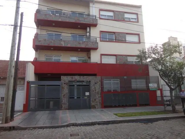 Muy buen 2 ambientes con cochera en centro de Banfield Este. 3