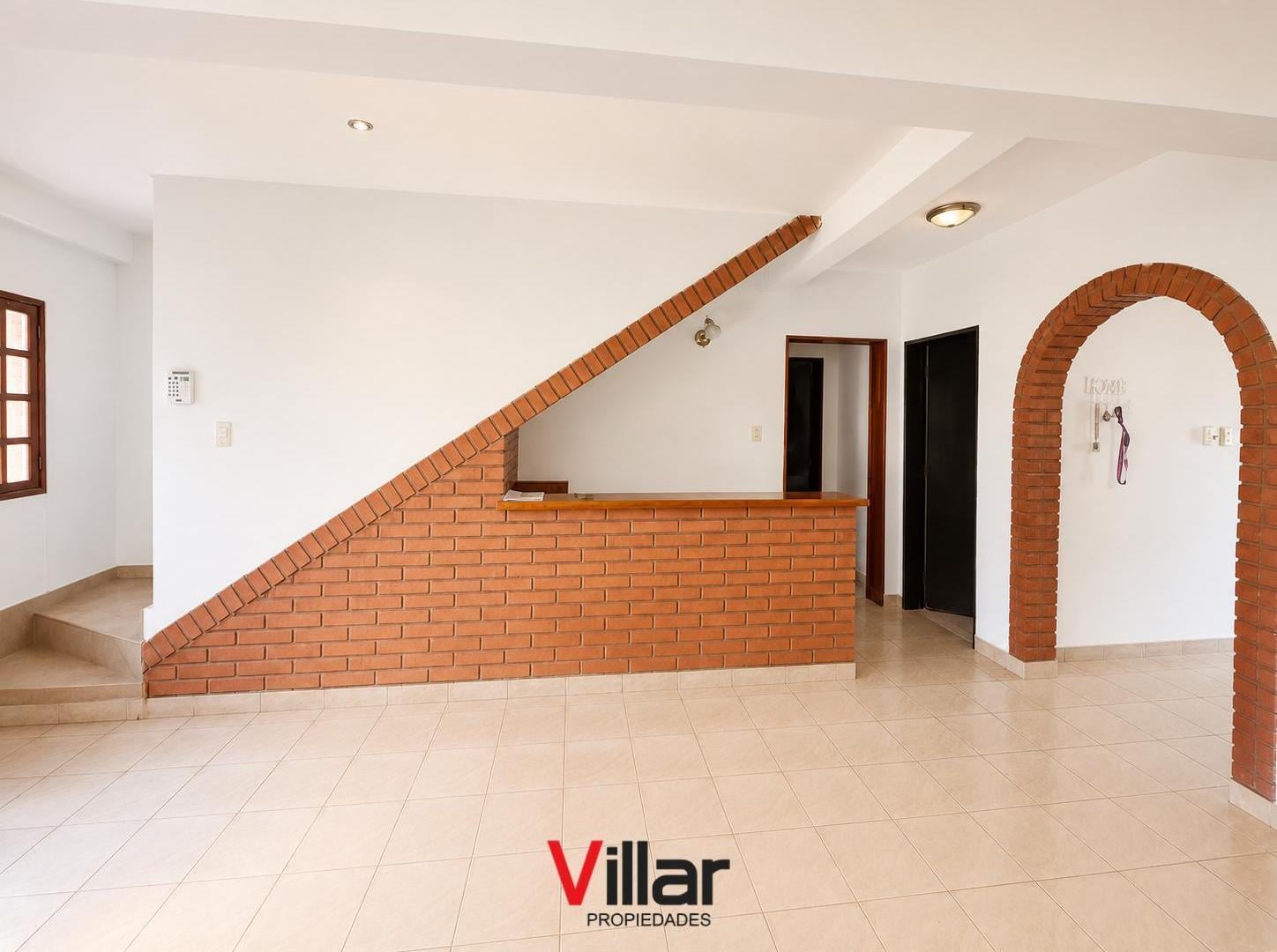 Foto de Chalet de 4 ambientes con cochera cubierta y fondo libre en Villa, imagen 2