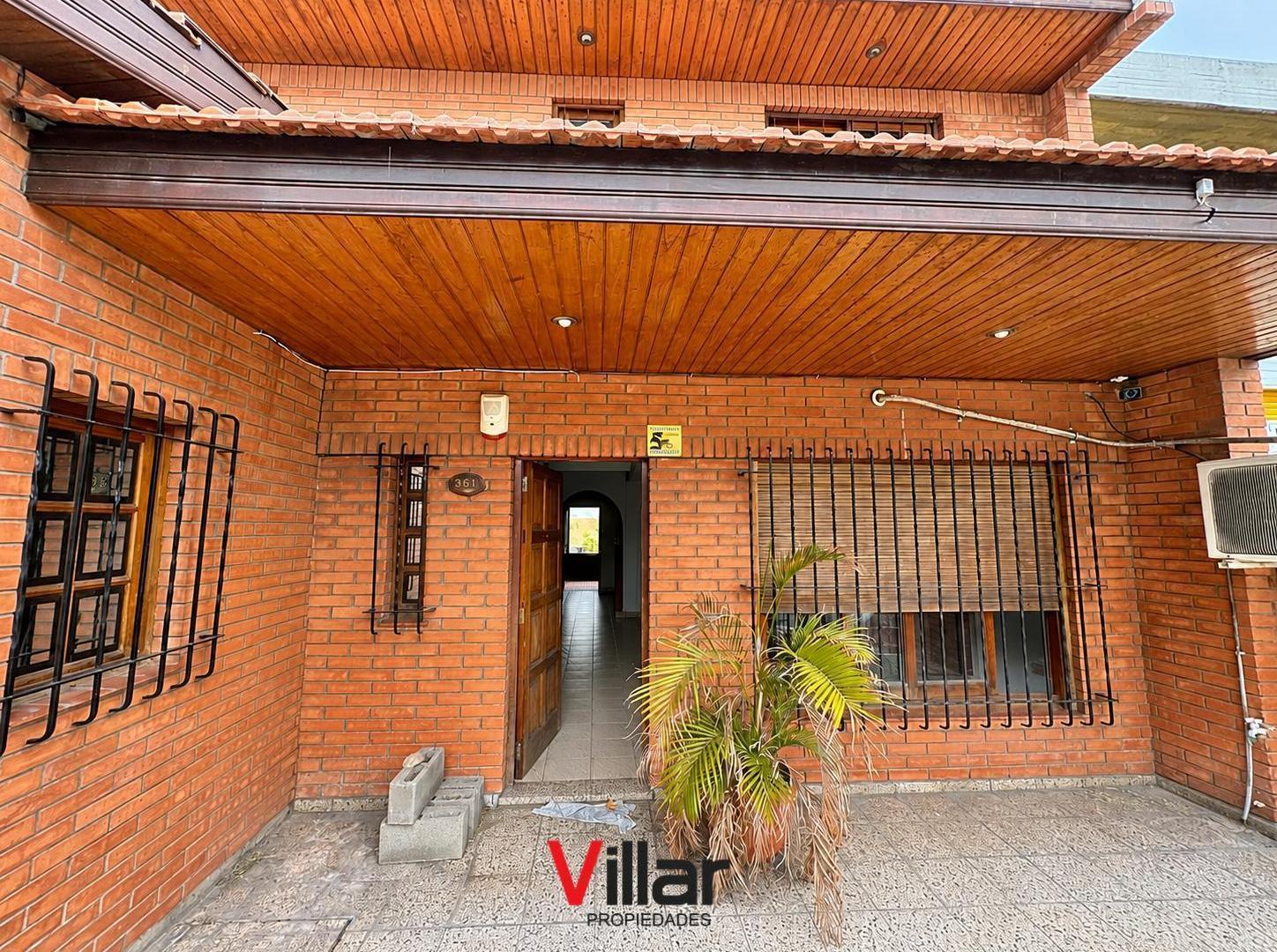 Foto de Chalet de 4 ambientes con cochera cubierta y fondo libre en Villa, imagen 3