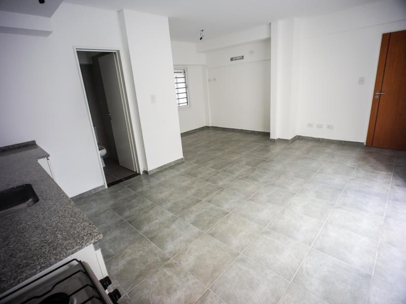 Foto de Departamento monoambiente con patio y cochera - Lomas de Zamora Oeste, imagen 2