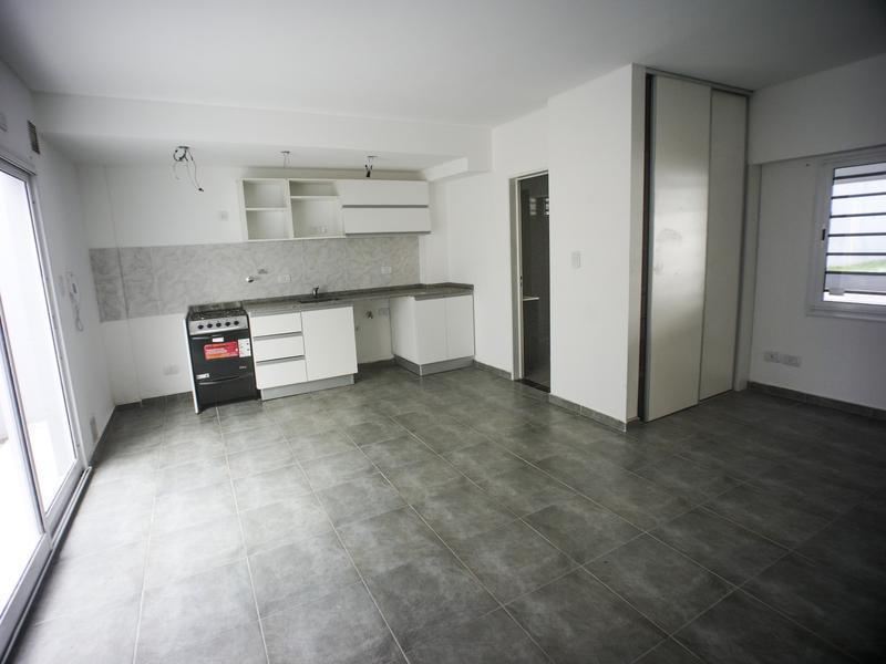Foto de Departamento monoambiente con patio y cochera - Lomas de Zamora Oeste, imagen 1