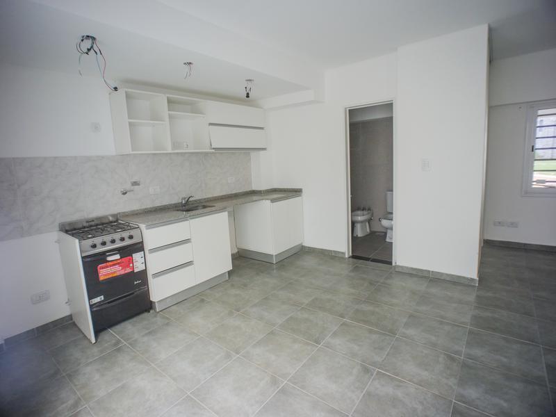 Foto de Departamento monoambiente con patio y cochera - Lomas de Zamora Oeste, imagen 4
