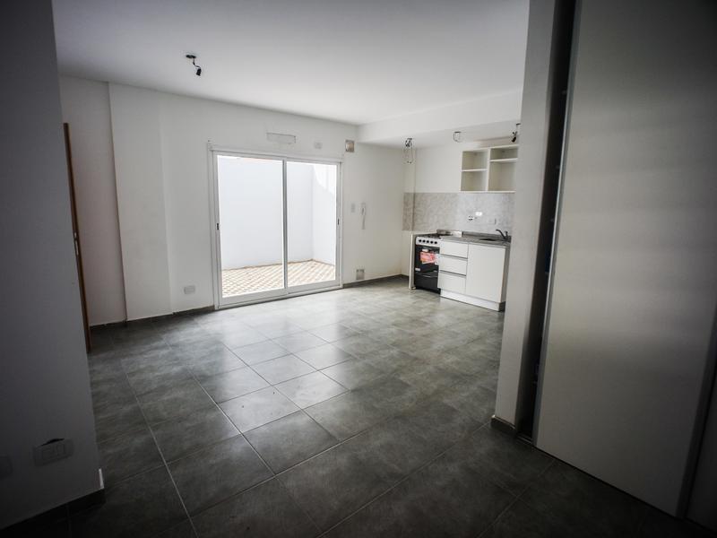 Foto de Departamento monoambiente con patio y cochera - Lomas de Zamora Oeste, imagen 3