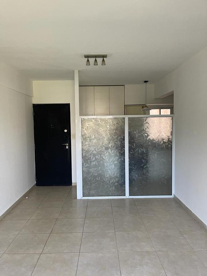 Excelente departamento de dos ambientes con balcón en Banfield Este.