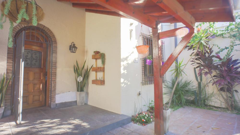Foto de Chalet estilo inglés de 3 dorm. Banfield Este., imagen 2