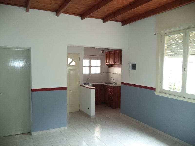 Foto de Dpto. interno en PH de 2 ambientes con patio. Banfield E., imagen 3