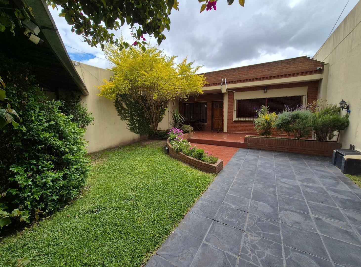 Foto de Casa 5 ambientes con cochera en Remedios De Escalada, imagen 2