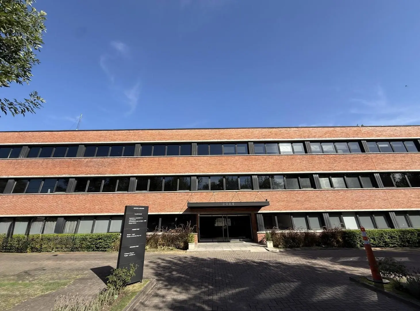 Oficina en venta y alquiler en Las Lomas-San Isidro 2