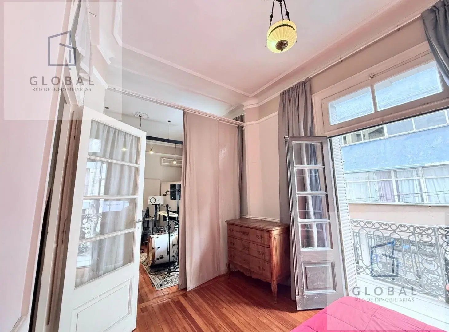Venta Departamento 4 ambientes en San Telmo sobre Defensa al 600 con balcón corrido y patios 5