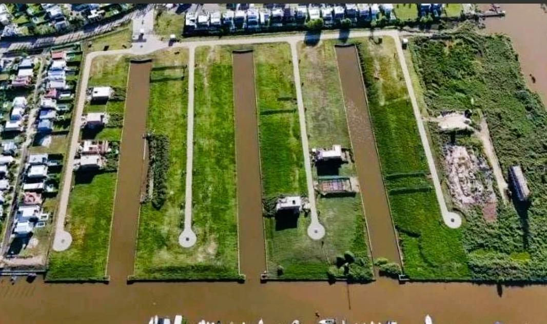 Foto de VENTA Terreno en exclusivo barrio con salida al rio, imagen 2