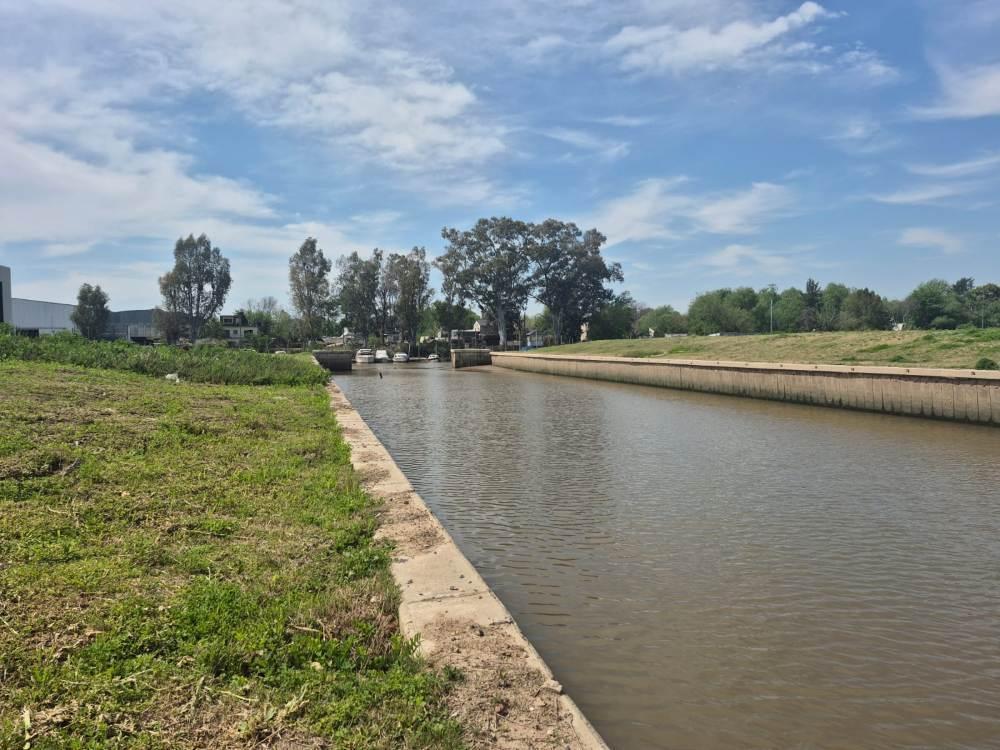 Foto de VENTA Terreno en exclusivo barrio con salida al rio, imagen 3