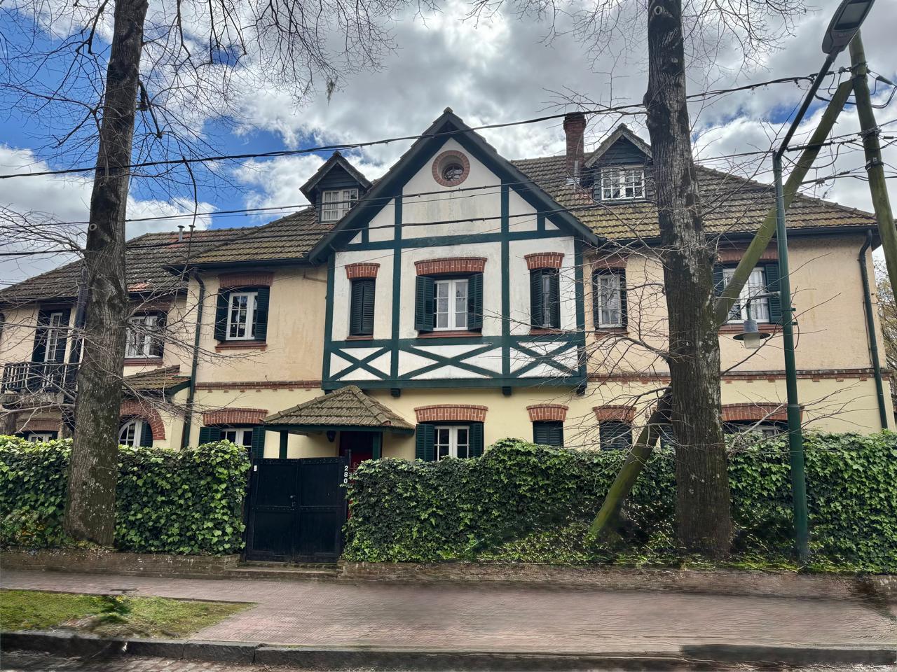 Foto de Chalet Ingles en Venta Barrio Parque Aguirre Acassuso 6 dormitorios, imagen 1