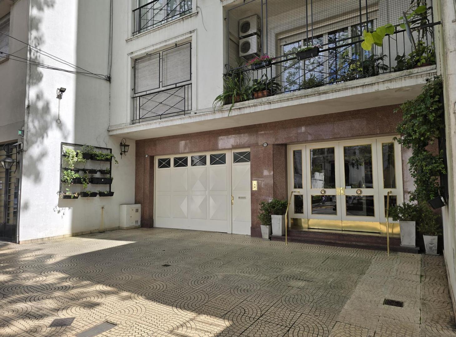 Foto de Departamento en venta - Belgrano - 7 ambientes sobre Av. Lacroze, imagen 2