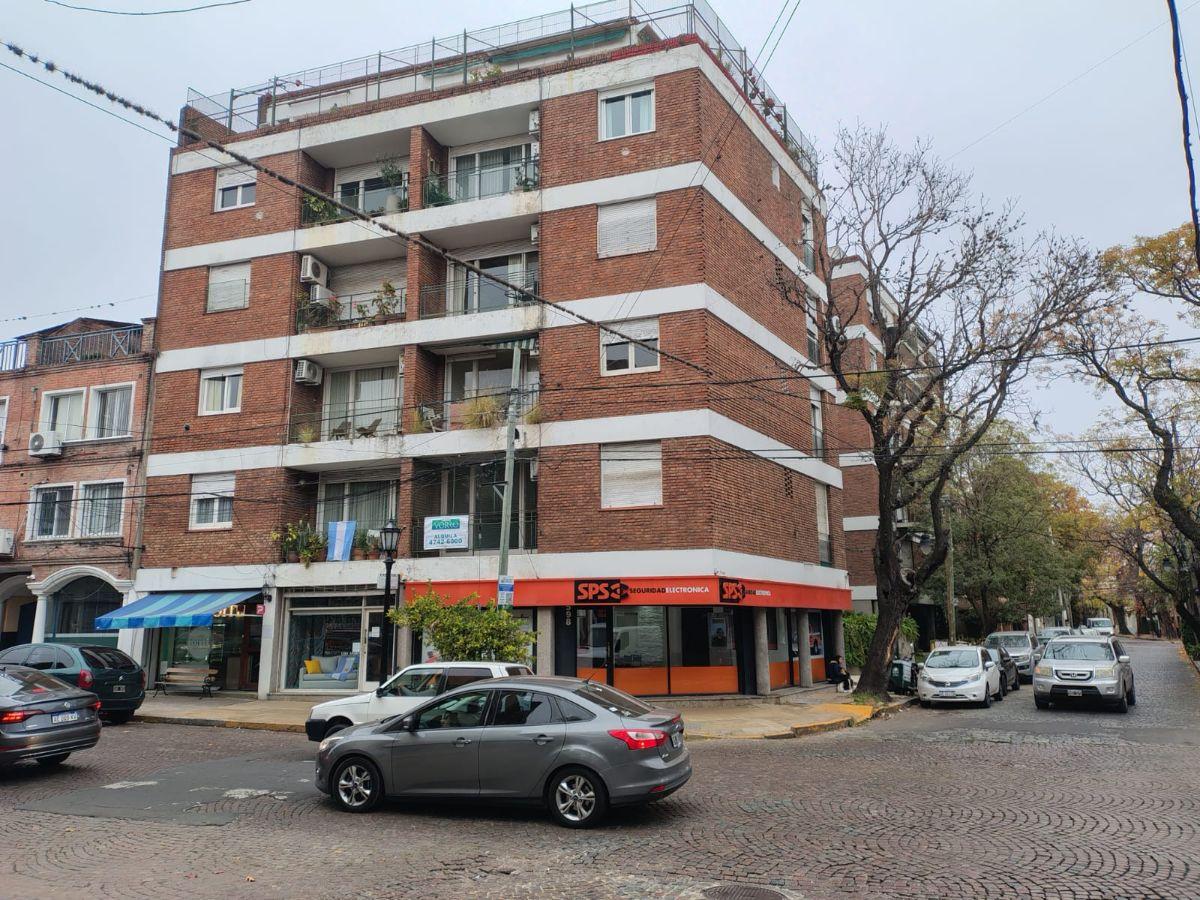 Muy amplio dpto de 2 dormitorios con escritorio en excelente ubicación