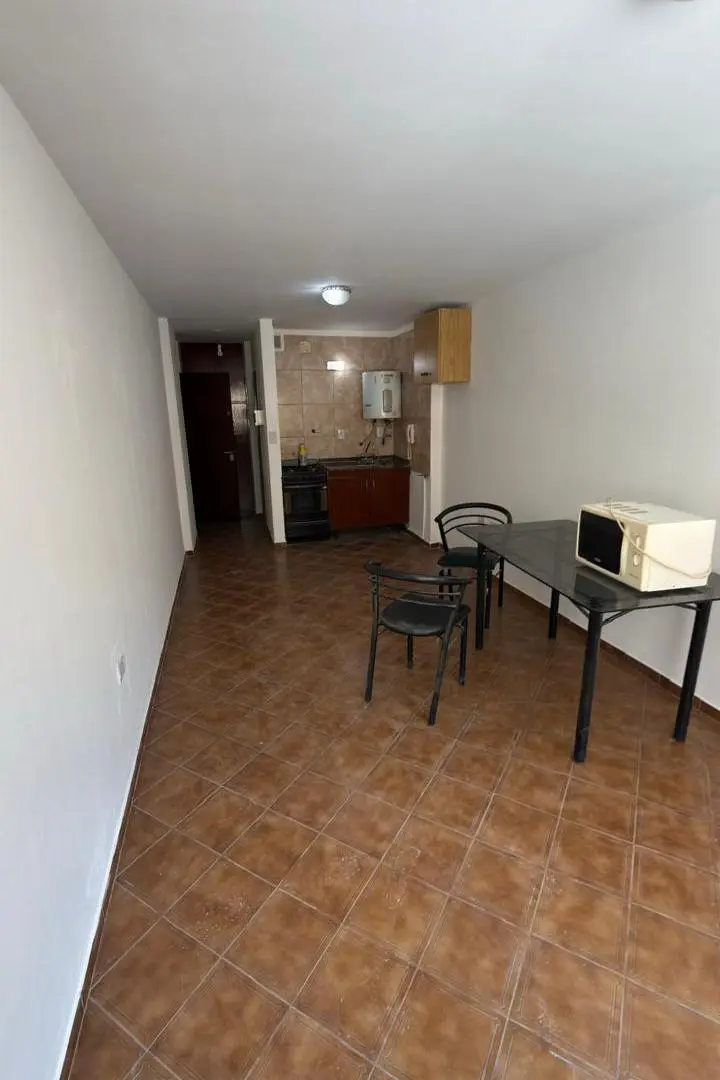Dpto. Un ambiente amplio sobre Bv. Chacabuco al 300 5