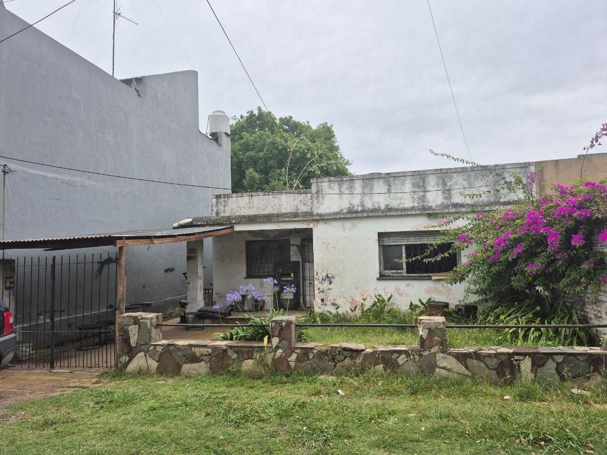 LOTE CON CASA A RECICLAR O DEMOLER