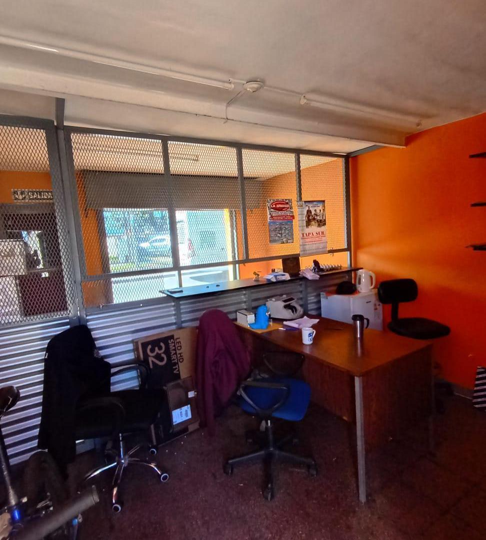 Foto de OFICINA MAS GALPON- IDEAL TALLER MECANICO- B LAS FLORES, imagen 2