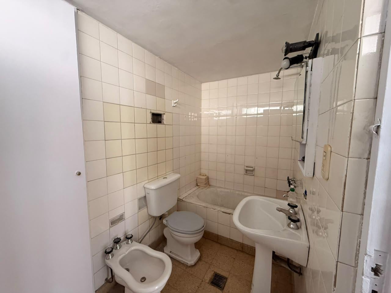 Foto de LOCAL 67 MTS - AV RAFAEL NUÑEZ 4098- B CERRO DE LAS ROSAS-, imagen 4