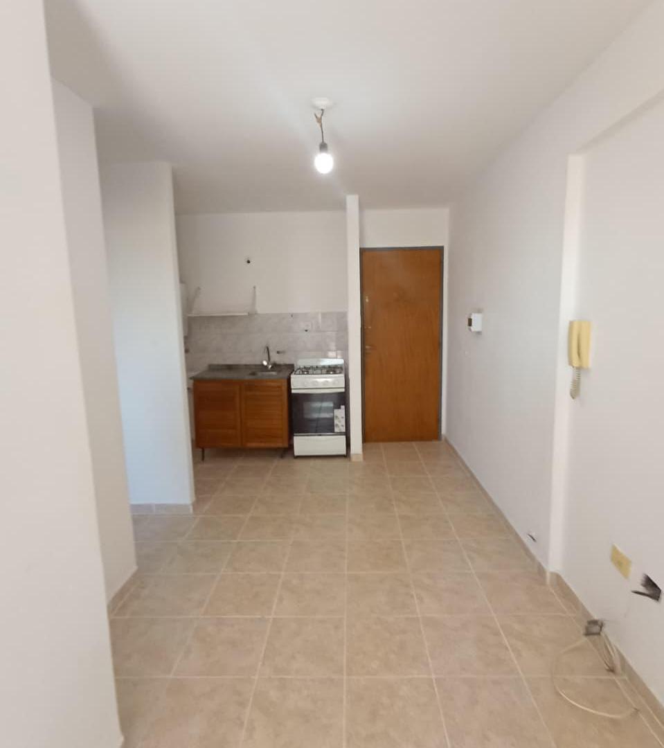 Foto de 1 DORMITORIO ZONA CENTRO CON BALCON!!! RIOJA 228-, imagen 2