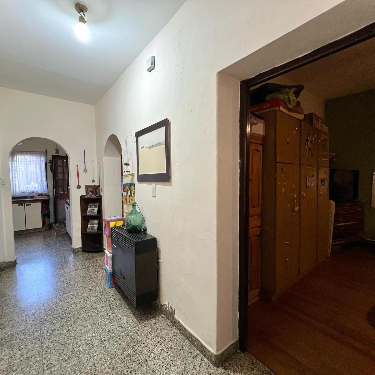 Casa 6 Ambientes en Venta con Cocheras en Olivos 1